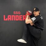 Kim Young-kwang Instagram - #ssglanders 시구~ 인천!!