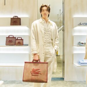 Kim Young-kwang Instagram - #EtroSS23 #etro #에트로 #에트로맨즈 @etro ✌🏻