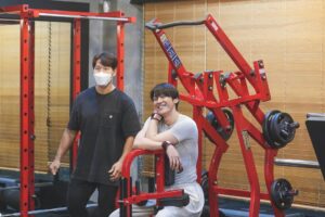 Kim Young-kwang Instagram - 저 #GYM종국  #짐종국 다녀왔어요 😁 너무 즐겁게 #김종국 형님에게 즐거운 운동 배워서 재미있었습니다 동기부여도 많이되어서 앞으로도 김종국 형님과 같이 운동 하고 싶네요 #김종국 형님 너무 멋있어요 👍🏻
