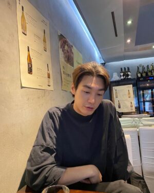 Kim Young-kwang Instagram - 밥먹으러 가서 해림이가 찍어준 사진 📸📸📸