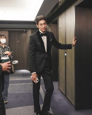 Kim Young-kwang Instagram - 부산 국제 영화제  준비 ~  대기 ~