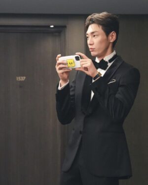Kim Young-kwang Instagram - 부산 국제 영화제  준비 ~  대기 ~