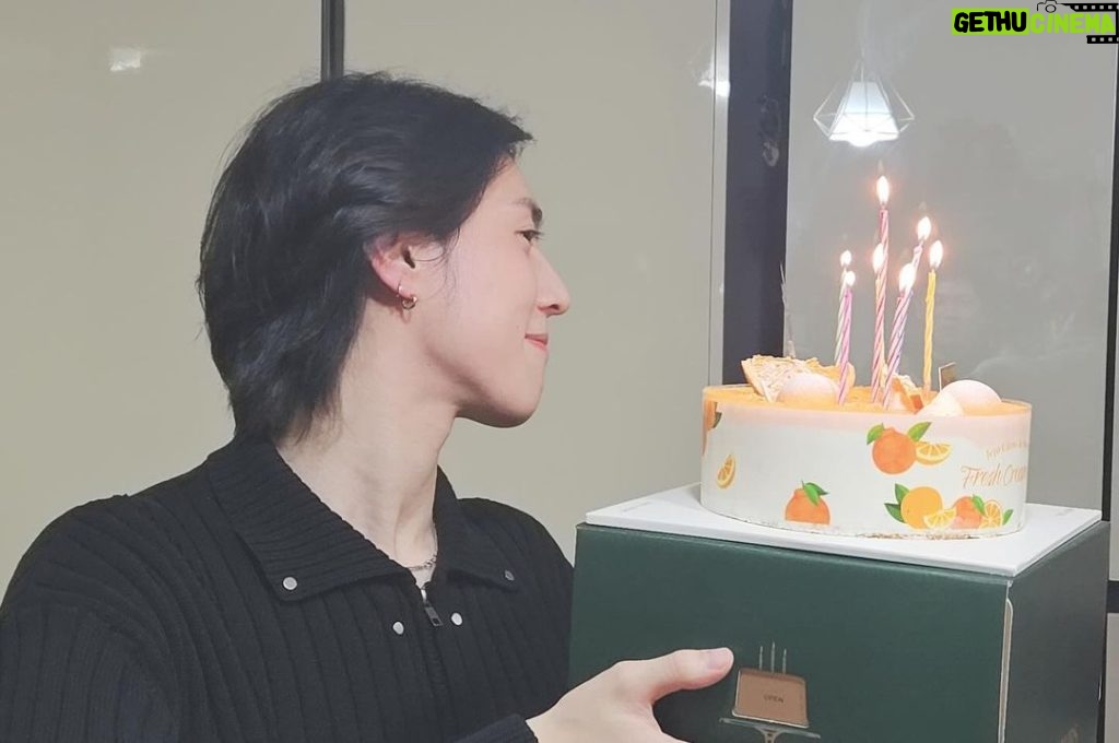 Kim Yu-gyeom Instagram - 선물🎁🎂🐥🙏 1번 사진 원재가 잘생겼다해줌