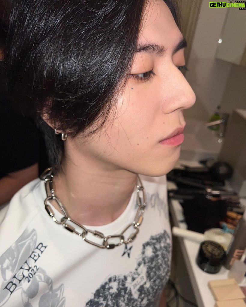 Kim Yu-gyeom Instagram - ⬜️⬜️⬜️⚪️🦢🕊️