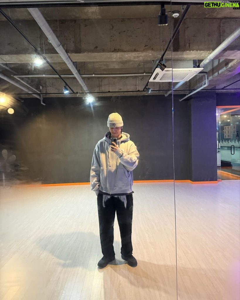 Kim Yu-gyeom Instagram - 🕺⏸🩶🐦