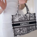 Kimberly Ann Voltemas Instagram - อะ ลืมใส่รองเท้าได้ แต่สิ่งเดียวที่ลืมไม่ได้เลยในแต่ละวันของคิม คือกันแดด Bloss UV Solution ค่ะ @blossnatura 🤍✨