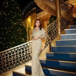 Kimberly Ann Voltemas Instagram - ครั้งแรกในประเทศไทย! @cartier เนรมิต ICONSIAM เป็นแดนมหัศจรรย์ต้อนรับเทศกาลแห่งความสุข นำ “The Fabulous House” จากคาร์เทียร์ออกเดินทางสู่ทั่วโลก พร้อมพบกับ Installations สุดหรู Cartier Staircase to the Fabulous House ต้นคริสต์มาสกลางแจ้ง โดดเด่นด้วยแอร์ชิปดีไซน์เอกลักษณ์ของแคมเปญ และ Cartier Christmas Tree ขนาดยักษ์ จำลองสถาปัตยกรรมเด่นของบูติกใน 3 มหานคร ได้แก่ ปารีส, ลอนดอน, และนิวยอร์ก พร้อมมอบความสุขให้ทุกคนถึง 7 ม.ค. 2567 #CartierThailand #TheFabulousCartierHouse