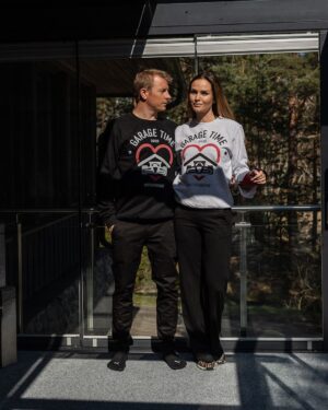 Kimi Räikkönen Instagram - The current pandemic affects everyone without exception, but it hits the most vulnerable members particularly hard: children in poor regions, crisis areas and refugee camps.
.
Hit link in bio to check out an exclusive range of sweatshirts and t-shirts featuring team illustrations celebrating GPs of the 2019 season as well as Melbourne 2020 by @jalcalara
.
Join the ride for a good cause: all proceeds will go to support Save the Children efforts in these challenging times. @savethechildrensuisse @creightivist #GarageTime #SaveTheChildren #StayHome
📷 @jassudammert