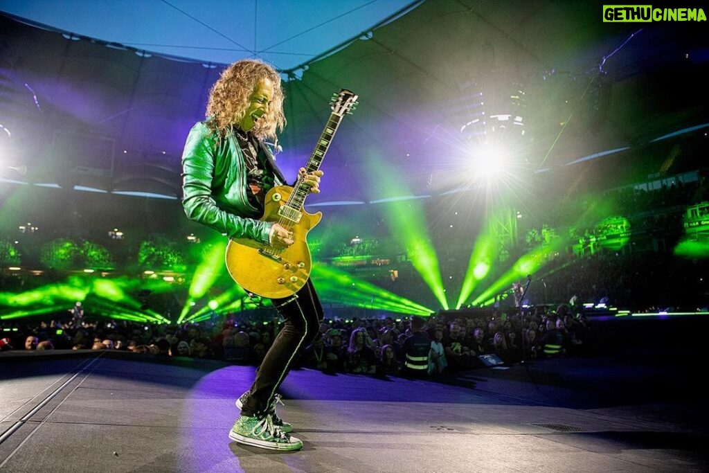 Kirk Hammett Instagram - Greeny in green 💚 photo📸by @rosshalfin ⚡⚡⚡ #m72 @metallica