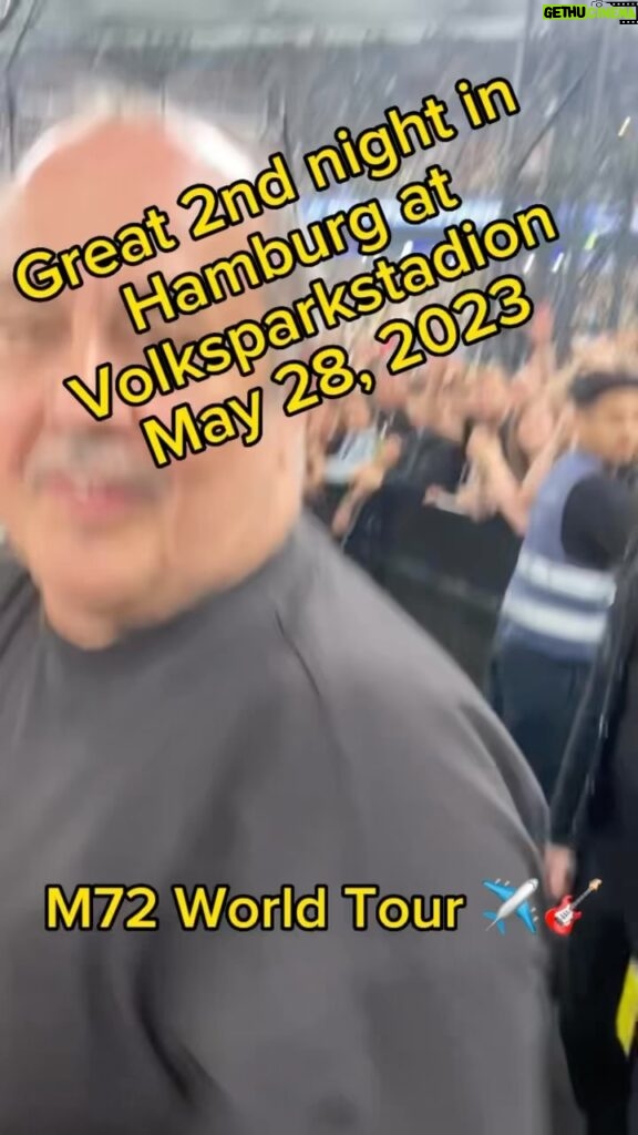 Kirk Hammett Instagram - Having some stage side fun 🤘 Thank you Hamburg !! ⚡🎸⚡ #M72Hamburg @metallica 🙌 #kirkspicks 😆