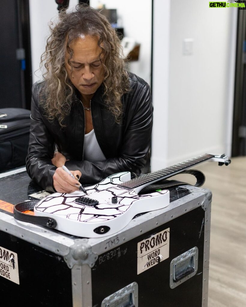 Kirk Hammett Instagram - I attacked this guitar with a sharpie and this is what happened ! #guitardoodles @espguitars ⚡🎸⚡