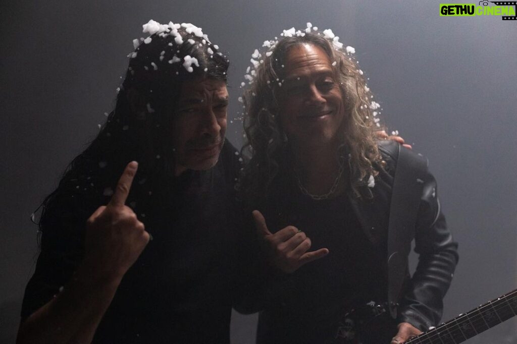 Kirk Hammett Instagram - Heavy Metal Snow Day ? ⚡ 🤘❄ with @robtrujillo 🙌 photo📸by @brettmurrayphotography