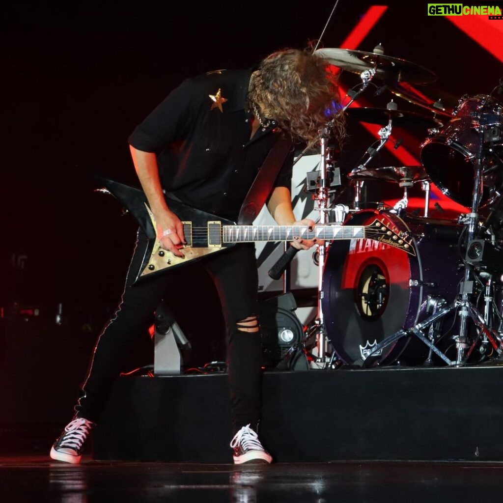 Kirk Hammett Instagram - Head down, rock hard 🤘⚡️🤘 photo📸by @photosbyjeffyeager