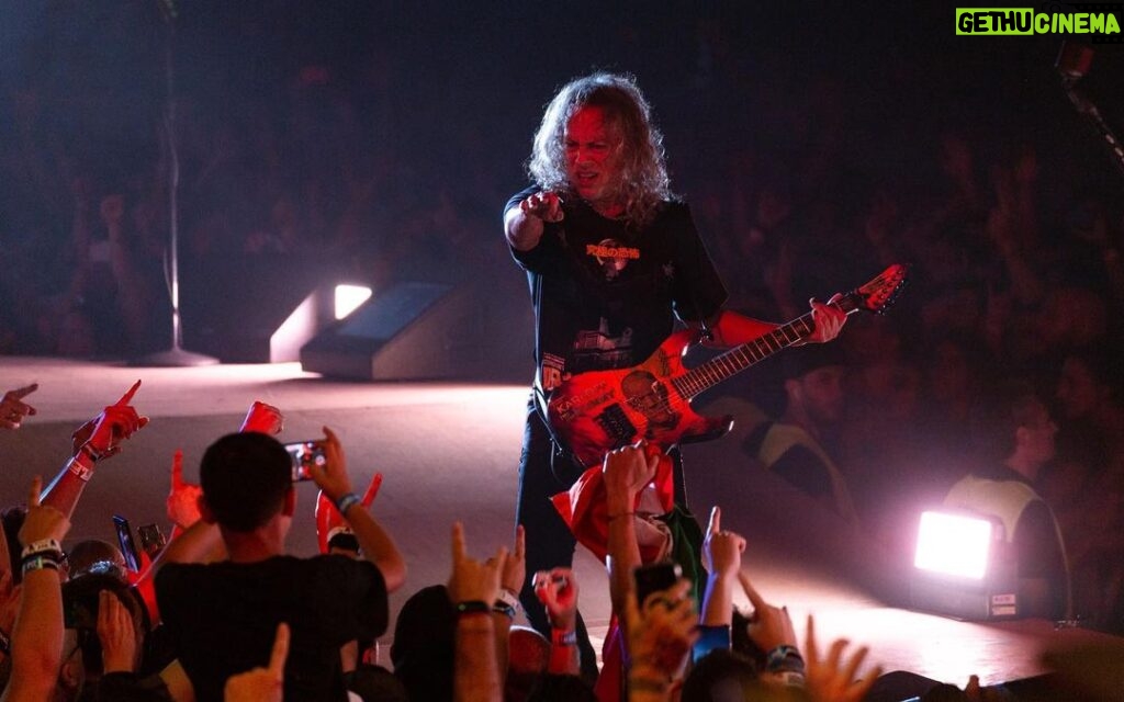 Kirk Hammett Instagram - It Comes To Life !! #metinflorence photo📸by @brettmurrayphotography ⚡️ @metallica ⚡️