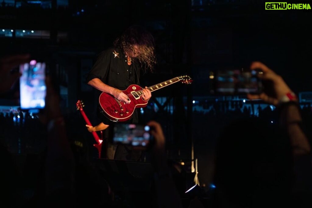 Kirk Hammett Instagram - ‘Tis the season … ⚡ for @metallica 🤟 photo📸by @brettmurrayphotography