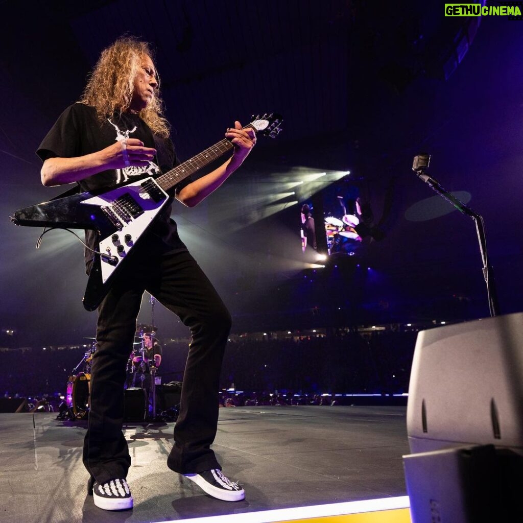 Kirk Hammett Instagram - V for victory 🤟 #M72Detroit photo📸by @brettmurrayphotography #metontour @metallica @epiphone