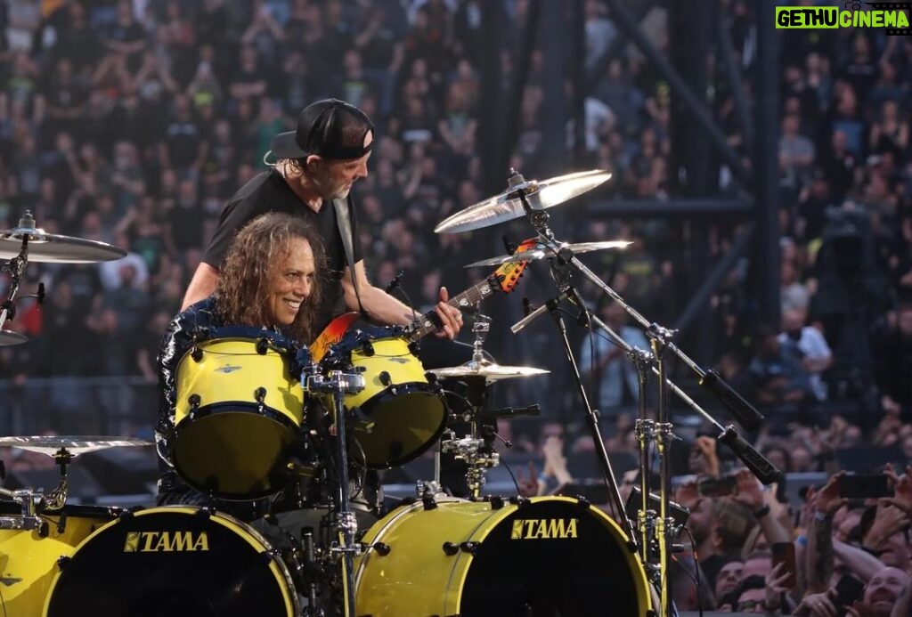Kirk Hammett Instagram - Happy Birthday Lars !! Love you bro, here’s to so many more ! Looking forward to making a lotta noise in the New Year !!! Xoxox ( b&w photo📸by @rosshalfin color photo📸by @photosbyjeffyeager ) ⚡🤟⚡