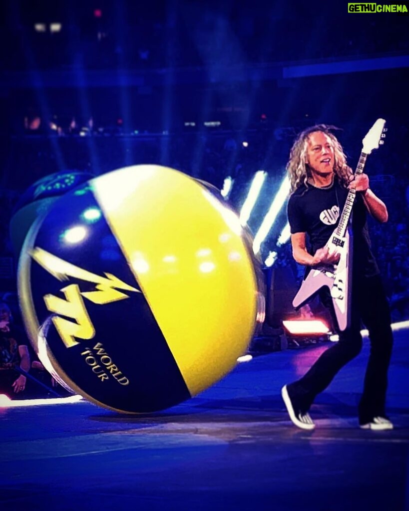 Kirk Hammett Instagram - St. Louis action shot ⚡ #rocknroll #m72stl #metontour photo📸by @bigdaddyb.inatree #epiphone