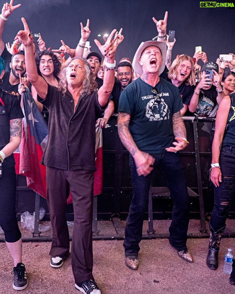 Kirk Hammett Instagram - Paying tribute to the Metal Gods 🤘🏻🎸 #judaspriest ⚡⚡ photo📸by @rosshalfin ⚡⚡ @judaspriest @powertrip_live #powertrip