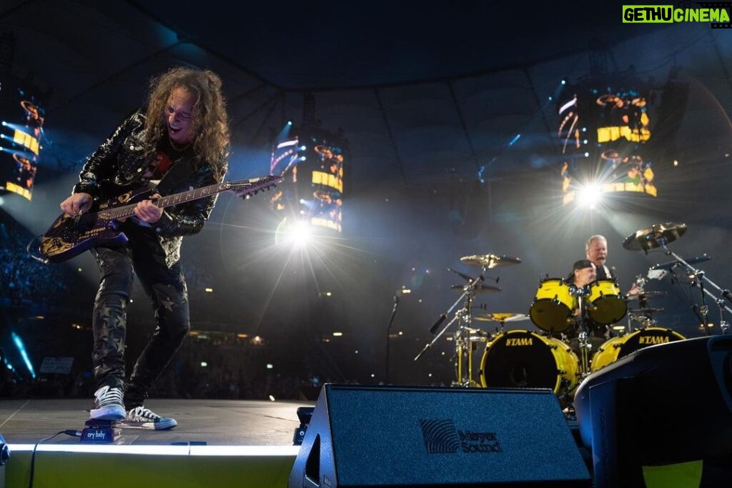 Kirk Hammett Instagram - You know what time it is … ⚡⚡⚡ 🤘 photo📸by @brettmurrayphotography #metallica @metallica