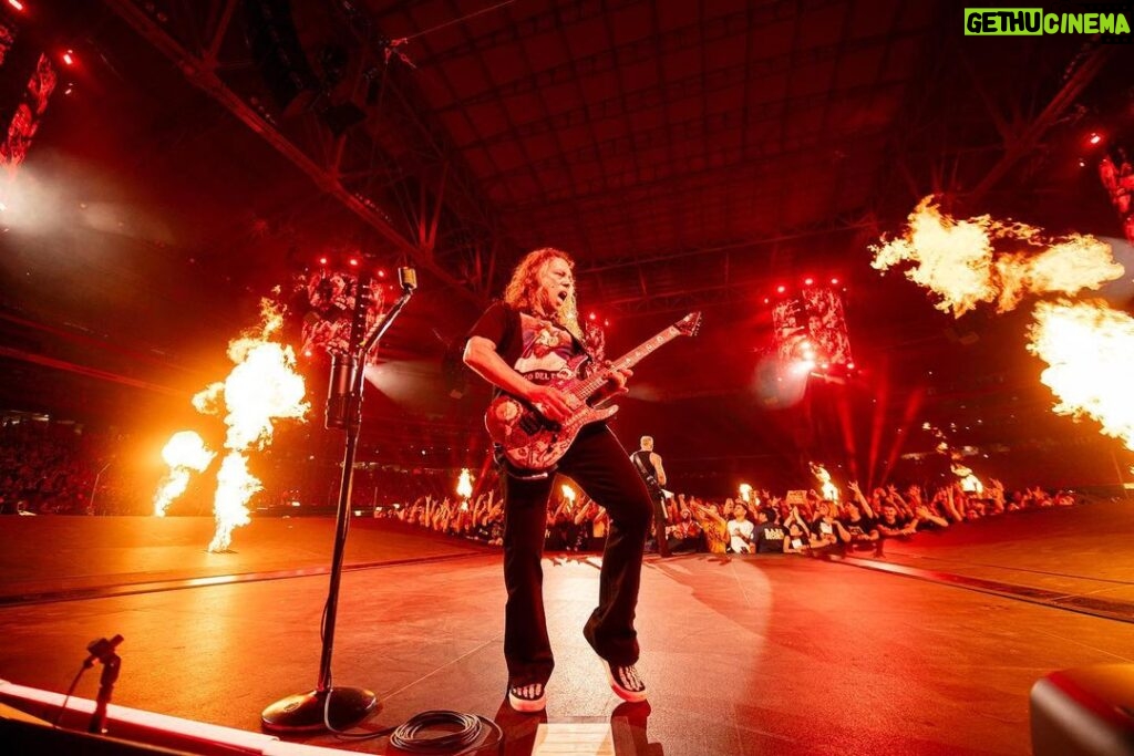 Kirk Hammett Instagram - Feel the Heat !! 🔥 photo📸by @rosshalfin ⚡⚡⚡ @metallica