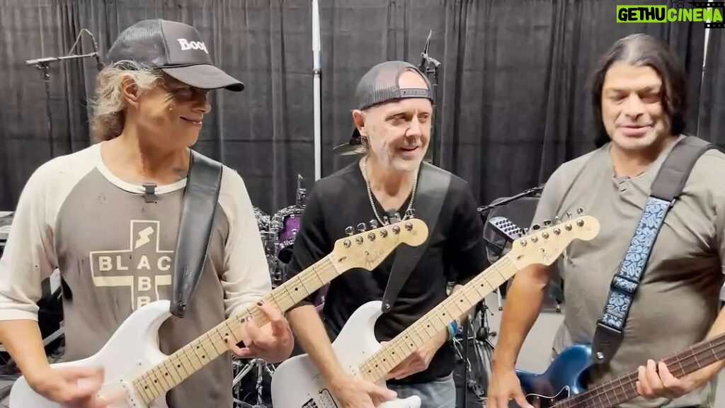 Kirk Hammett Instagram - When Lars auditioned for the wedding band … 🤘🎸🤘 @larsulrich @robtrujillo @metallica P.S….Check out this killer Fender Juanes Signature Strat! ⚡🎸⚡ @juanes @fender @fenderbilly 🎥footage shot by @brettmurrayphotography