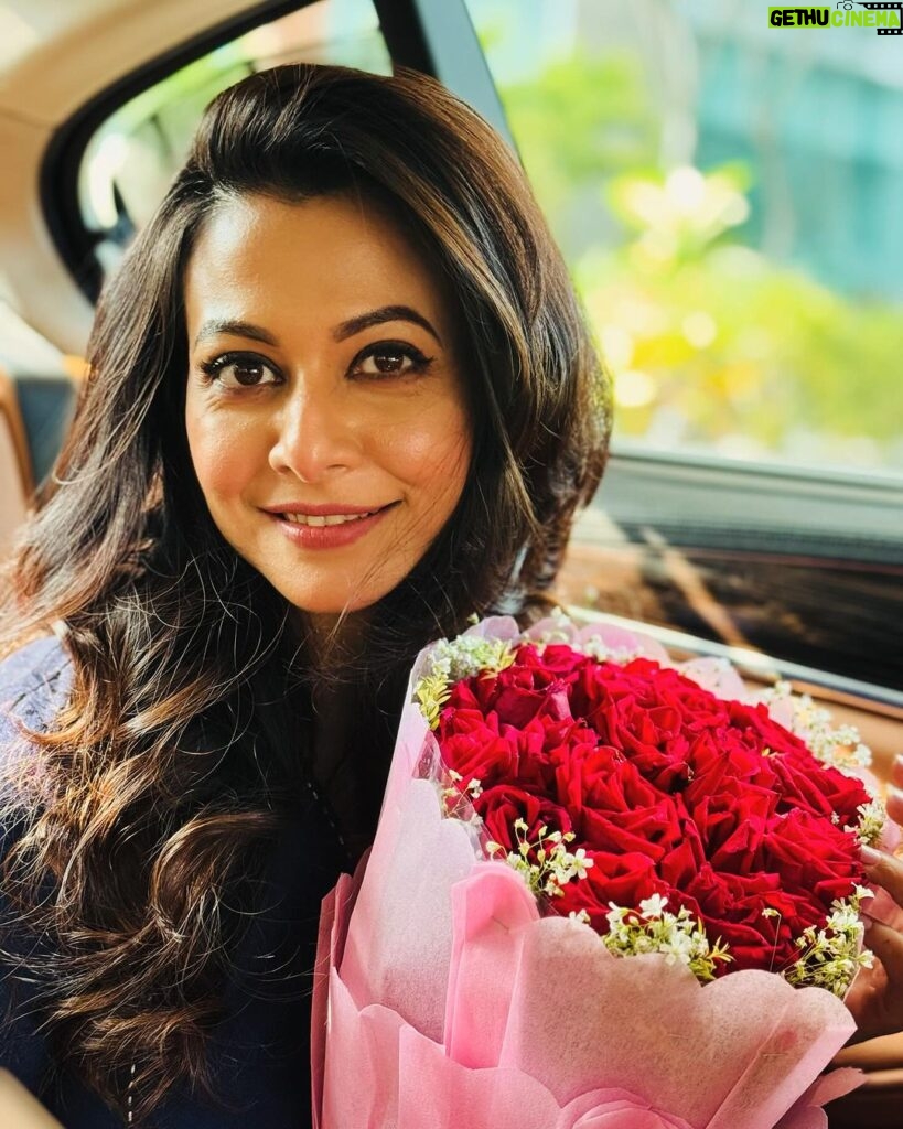 Koel Mallick Instagram - …cause I just got a bouquet!!! Love ❤ 💐💃💕😍🌹 #roseday #love #happiness #life #blessings