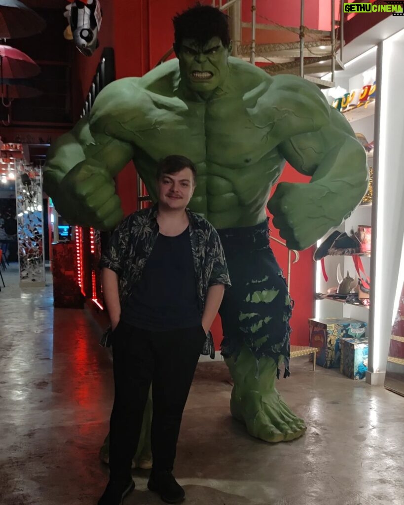 Konstantino Atanassopolus Instagram - Ao lado do meu amigo Hulk vai encara ?