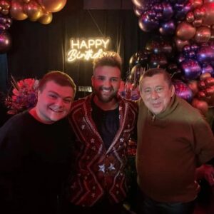 Konstantino Atanassopolus Instagram - Que festa meus amigos!!! Lançamento da musica ENIGMA em todas as plataformas de musica!!! Arrebenta @nicholas_torres 
A música tá do balacubacu muito boaaaa!!!