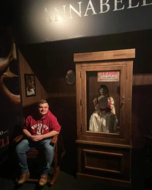 Konstantino Atanassopolus Instagram - Ao lado da Annabelle no dia do parque de terror da Warner Bros!!! 👀👀👀👀