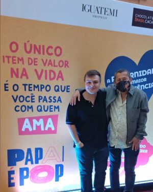 Konstantino Atanassopolus Instagram - Prestes a assistir "papai é pop" com meu Pai esse campeão que é pop e tudo mais hahahaha