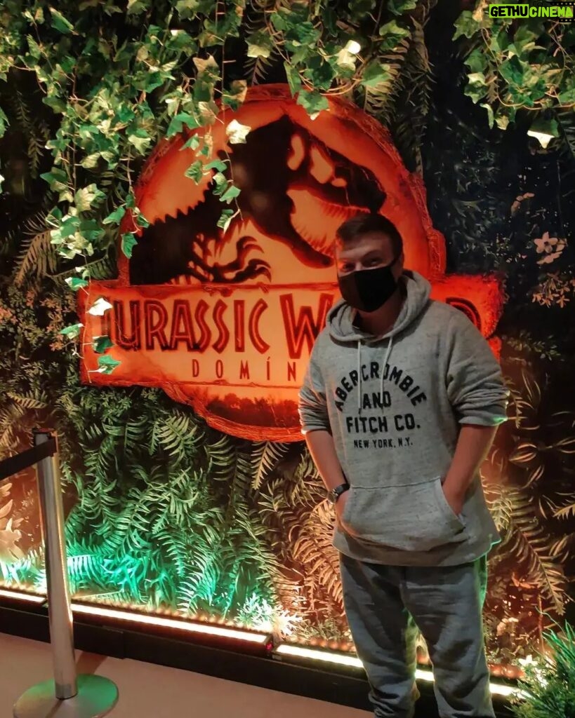 Konstantino Atanassopolus Instagram - Acabei de assistir a última história de Jurassic world Domínio e adorei a variedade de dinos que o filme mostra é fantástica eu que sou grande fã da franquia e joguei anos o ARK no play sou um apreciador de dinos e gostei muito da proposta. #jurassicworlddominion