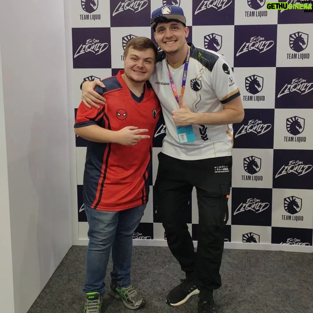 Konstantino Atanassopolus Instagram - Um pouquinho da CCXP e essa experiência incrível!!! Aí temos algumas das experiências da feira e algumas lendas como o @silencefps do cenário de Rainbow Six!!! Sem contar assistir o grande time do meu coração @teamliquidbr ao vivo foi do balacubacu!!!!! 🔥🔥🔥🔥🔥🔥❤❤❤❤❤