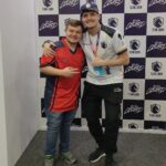 Konstantino Atanassopolus Instagram - Um pouquinho da CCXP e essa experiência incrível!!! Aí temos algumas das experiências da feira e algumas lendas como o @silencefps do cenário de Rainbow Six!!! Sem contar assistir o grande time do meu coração @teamliquidbr ao vivo foi do balacubacu!!!!! 🔥🔥🔥🔥🔥🔥❤️❤️❤️❤️❤️