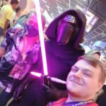Konstantino Atanassopolus Instagram - Um pouquinho da CCXP e essa experiência incrível!!! Aí temos algumas das experiências da feira e algumas lendas como o @silencefps do cenário de Rainbow Six!!! Sem contar assistir o grande time do meu coração @teamliquidbr ao vivo foi do balacubacu!!!!! 🔥🔥🔥🔥🔥🔥❤️❤️❤️❤️❤️