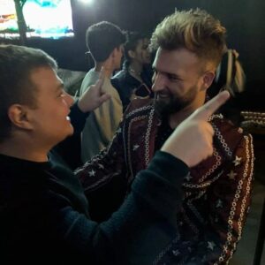 Konstantino Atanassopolus Instagram - Que festa meus amigos!!! Lançamento da musica ENIGMA em todas as plataformas de musica!!! Arrebenta @nicholas_torres 
A música tá do balacubacu muito boaaaa!!!