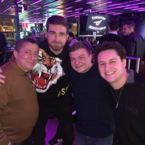 Konstantino Atanassopolus Instagram - Que festa meus amigos!!! Lançamento da musica ENIGMA em todas as plataformas de musica!!! Arrebenta @nicholas_torres 
A música tá do balacubacu muito boaaaa!!!