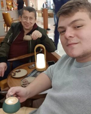 Konstantino Atanassopolus Instagram - Gostei tanto desta foto que postei aqui no Feed.
Tomando um cafezinho da tarde 
com meu Pai. 🤗😍☕