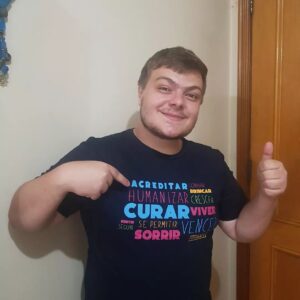 Konstantino Atanassopolus Instagram - Neste ano, o McDia Feliz acontece no dia 23 de outubro e o seu BigMac ajuda a devolver o sorriso de milhares de crianças e adolescentes com câncer.
Você também pode ajudar comprando está linda camiseta no site lojagraacc.com.br ou os tíquetes antecipados virtuais para trocar por um Big Mac no dia da campanha em bit.ly/mcdiafeliz-2021
Para facilitar vou colocar o link da loja no story.
Cheguei a ir algumas vezes na casa onde algumas crianças e adolescentes estão é lá eles fazem um trabalho incrível !!! 
 #mcdiafeliz2021 #graacc