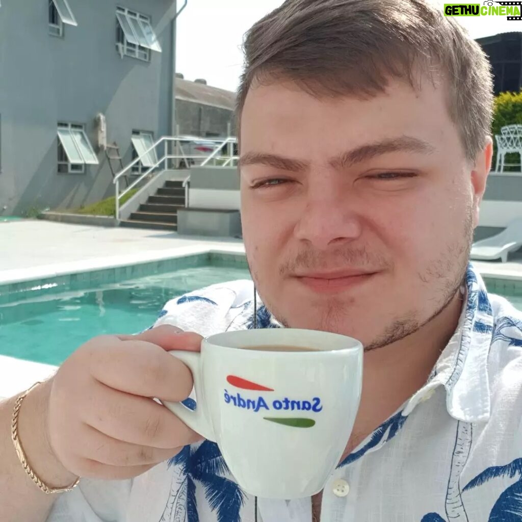 Konstantino Atanassopolus Instagram - Dando aquela relaxada com o cafézinho na beira da piscina. 😎💪🙏🔥☕👊 Itapetininga