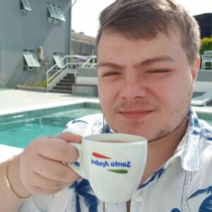 Konstantino Atanassopolus Instagram - Dando aquela relaxada com o cafézinho na beira da piscina. 😎💪🙏🔥☕👊