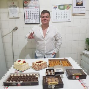 Konstantino Atanassopolus Instagram - Hoje cheguei nos 22 anos e só tenho a agradecer por cada dia de minha vida cheia  bênçãos. Obrigado a todas as mensagens que recebi desde 00:00 até agora mensagens que me emocionaram. Valeuuu 😜🙏❤💪👊
Obrigado @sodiedoces e @ale_editora_chefe por todos esses doces bolos e salgados. 😍❤😊