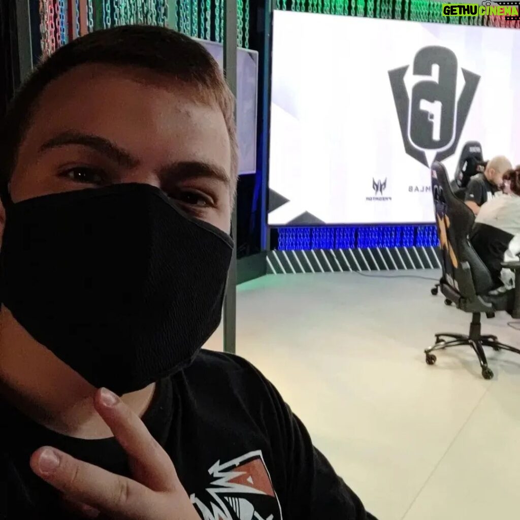 Konstantino Atanassopolus Instagram - Hoje estou assistindo da mesa a semi final do Invitational. Uma experiência incrível. 🔥❤️🎮 Rainbow Six Siege