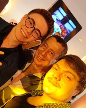 Konstantino Atanassopolus Instagram - Hj nos prêmios da @kwaibrasil  2023!
Um pouco da premiação para vocês!
Um lindo espetáculo com shows premiações e muita comédia ❤️🎉 
E tudo com o @invisalignbrasil cuidando do meu sorriso!
Obrigado @casecomunica pela convite!