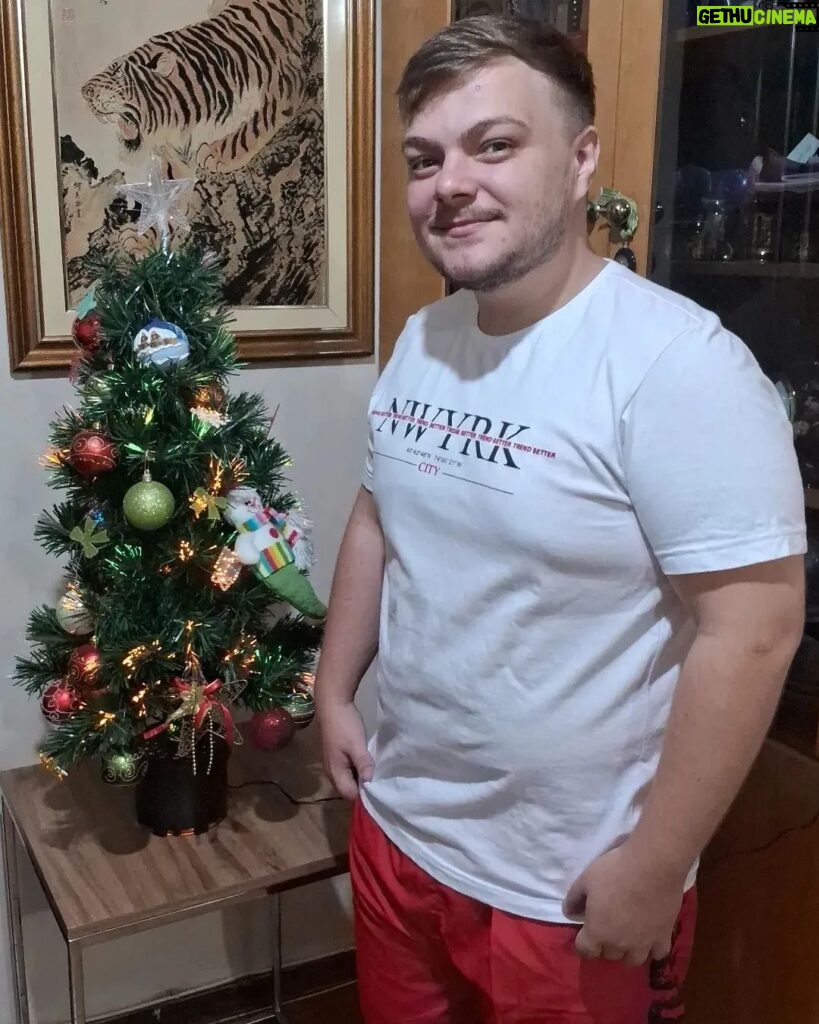 Konstantino Atanassopolus Instagram - Feliz Natal a todos com muitas bênçãos e felicidade. Mais um Natal logo mais um novo ano. 🎅🎄❤🙏 Feliz Natal & Alegria