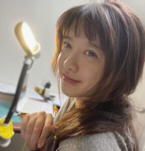 Koo Hye-sun Instagram - 작업이 아직 안끝났는데 해가 떴네요. 입술이 터진걸 보니...이제 그만 자야하나... 봅니다.zZZ 작가는 어느정도의 자기도취(?)와 정신승리가 필요한 직업! 모두 힘내쟈요!!