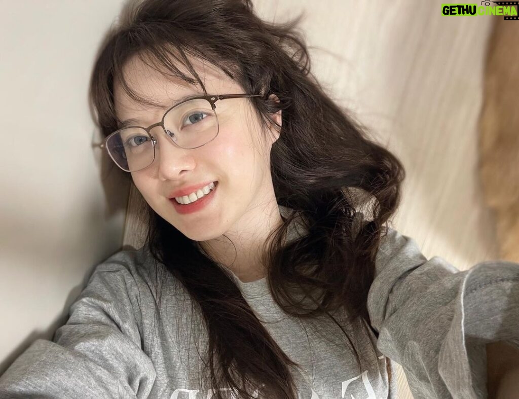 Koo Hye-sun Instagram - 안경을 바꿔봤어요.