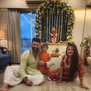 Kratika Sengar Instagram - आपको और आपके परिवार को हमारी ओर से गणेश चतुर्थी की ढेर सारी शुभकामनाएं..
ॐ गं गणपतये नमः
#ganpatibappamorya #harharmahadevॐ
#sanatan #faith