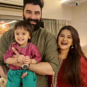 Kratika Sengar Instagram - आपको और आपके परिवार को.. हमारी ओर से दीपावली की ढेर सारी शुभकामनाएं.. नया वर्श आपके लिए मंगलमय हो..! 🪔 #jaishreeram #harharmahadevॐ