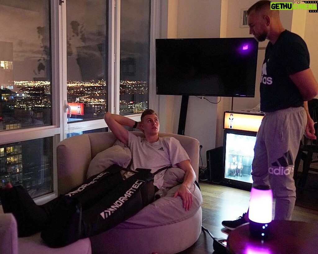 Kristaps Porziņģis Instagram - Recovery day at home with @ntrecovery 🙌🏼